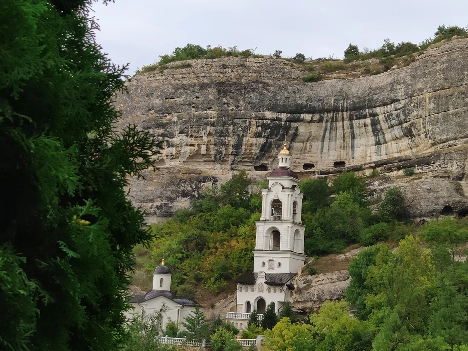 В Бахчисарае облачно с прояснениями, дождь.