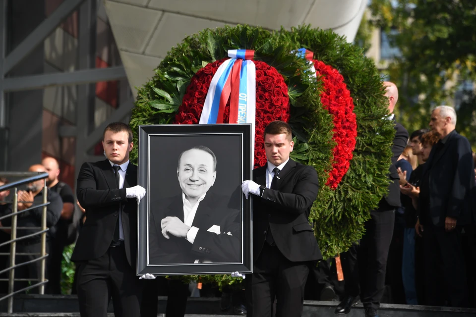 Внучка Маслякова раскритиковала журналистов за съемку на похоронах ведущего КВН