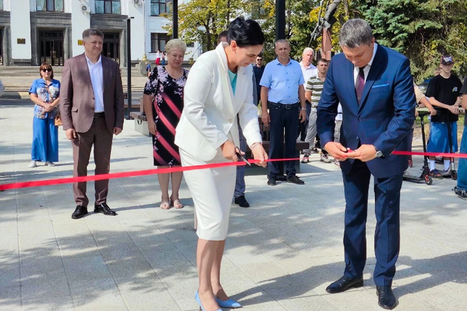 Леонид Пасечник и Яна Пащенко торжественно перерезали красную ленту на открытии сквера