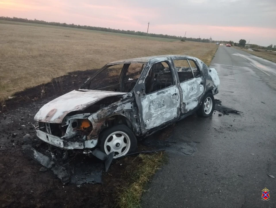 После столкновения один из автомобилей выгорел дотла.