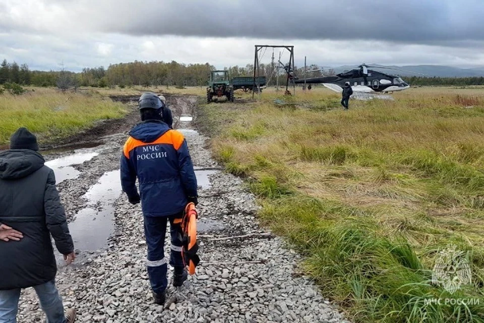 Сторожа эвакуировали на вертолете и доставили в больницу Магадана Фото: МЧС России