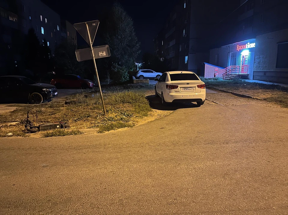 В Узловой два несовершеннолетних мальчика на электросамокате въехали в автомобиль Kia