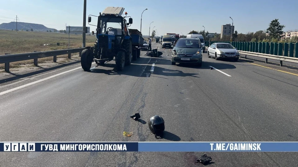 В Минске мотоциклист врезался в трактор и в Citroen на МКАД. Фото: телеграм-канал УГАИ ГУВД Мингорисполкома