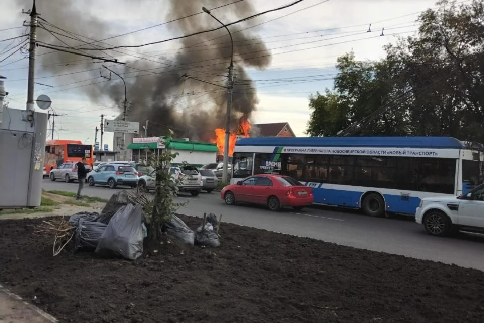 Гигантская пробка образовалась из-за пожара на улице Доватора в Новосибирске. Фото: читательница КП-Новосибирск