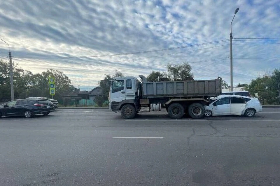 Водитель иномарки погиб, врезавшись в заднюю часть грузовика. Фото: полиция Приморского края.