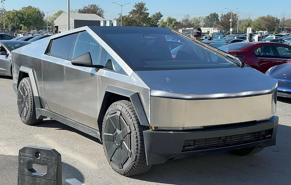 Tesla отзовет 27 тысяч пикапов Cybertruck из-за проблем с камерой заднего вида