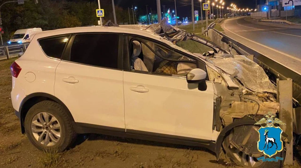 В ходе движения транспортное средство влетело в барьерное металлическое ограждение.