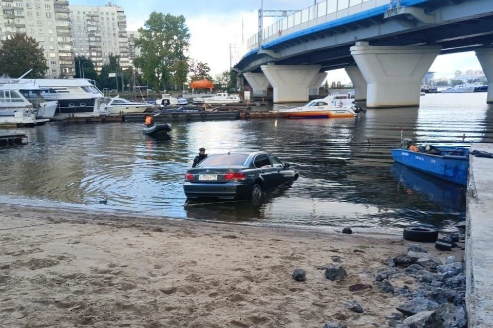 В Петербурге из Малой Невы спасатели МЧС достали пустой автомобиль. Фото: t.me/mchspetersburg