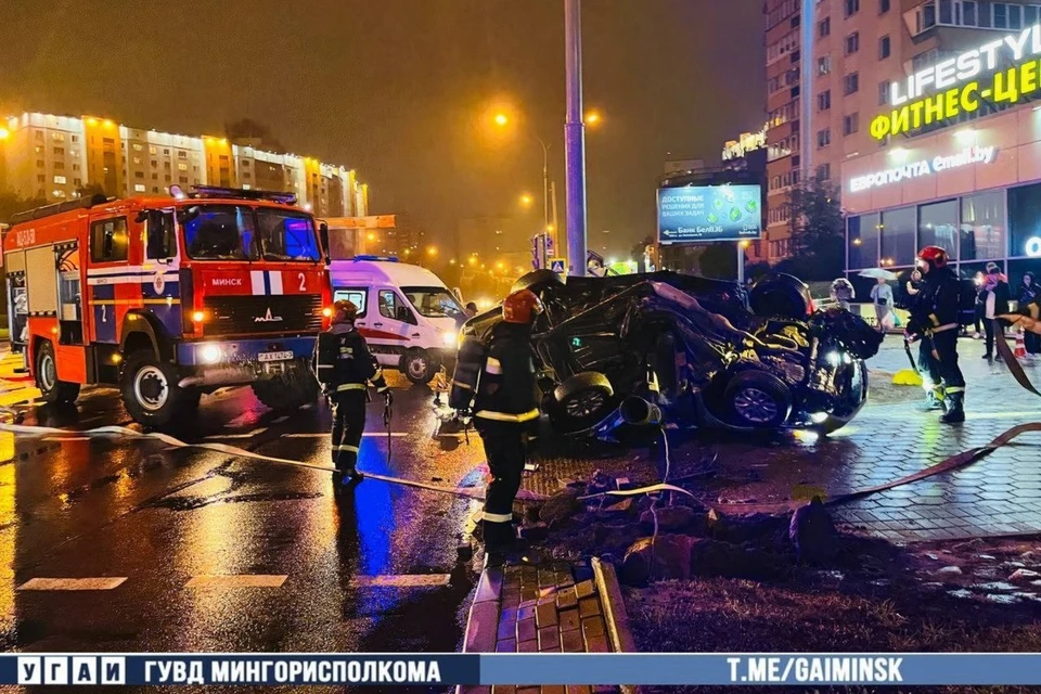 В Минске машина Toyota врезалась в светофор и перевернулась на Машерова. Фото: телеграм-канал УГАИГУВД Мингорисполкома