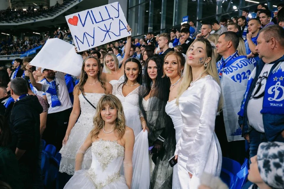 Актриса из Новосибирска пришла на футбольный матч с плакатом «ищу мужа». Фото: пресс-служба ФК "Динамо"