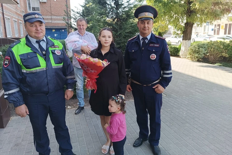 Сотрудники ДПС, сопроводившие роженицу, побывали на выписке Фото: пресс-служба УГИБДД ГУ МВД РФ по Краснодарскому краю