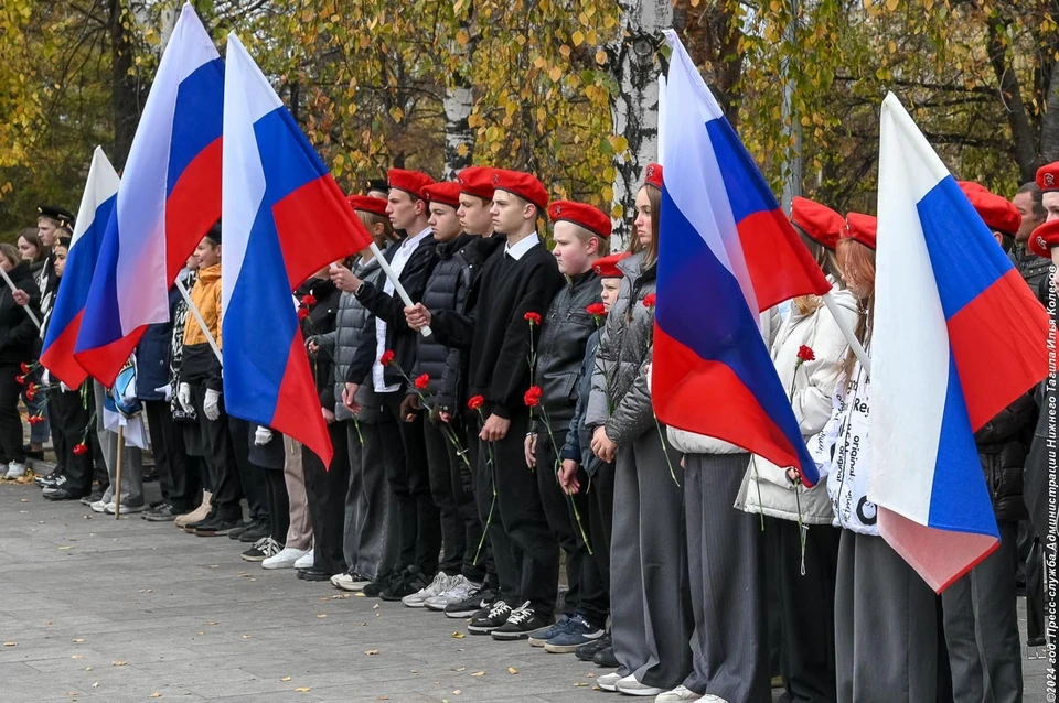 Памятник девушка на скамейке