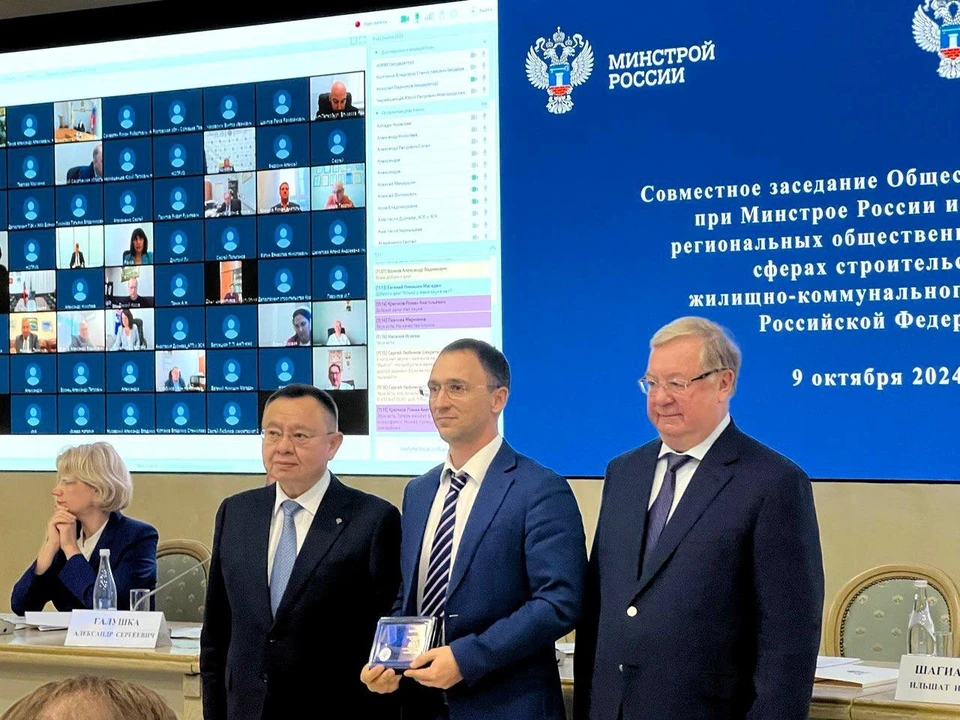 Олег Тепляков (в центре) - теперь медалист Минстроя РФ.