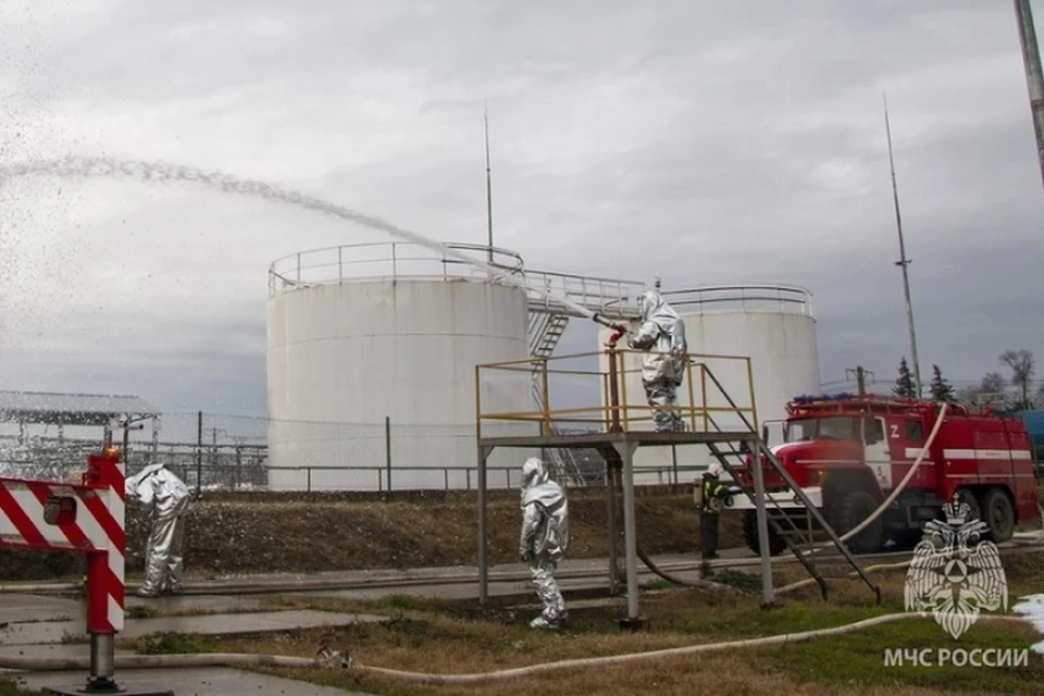 Нефтебаза в Феодосии горит с 7 октября. Фото: ГУ МЧС России по РК