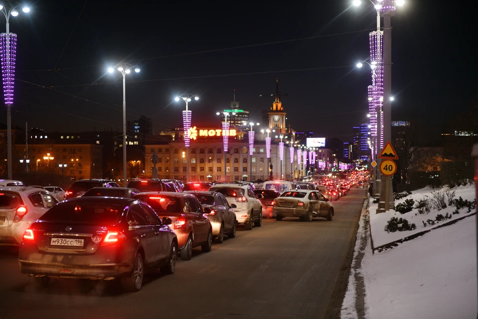 Екатеринбург вечером 10 октября встал в девятибалльные пробки из-за снегопада