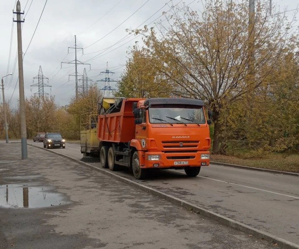 Тульские коммунальщики продолжают убирать город от мусора и смета