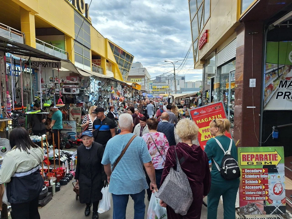 Парадокс - народу на Центральном рынке много, а торговли совсем нет.