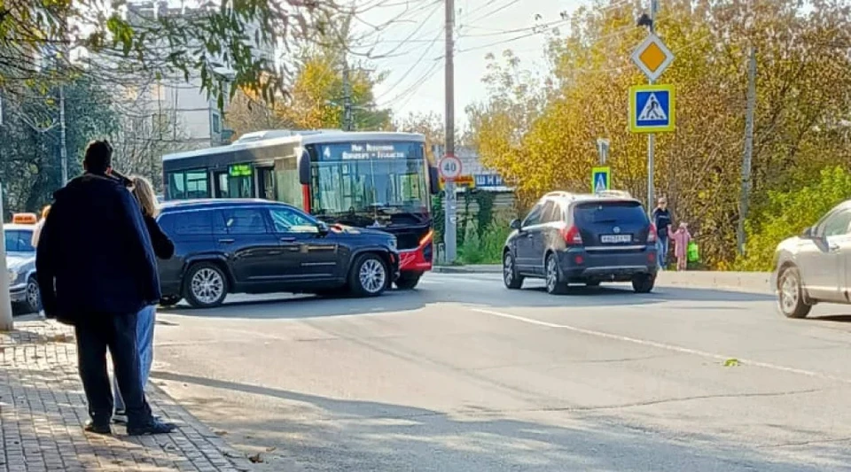 В Калуге рейсовый автобус попал в аварию