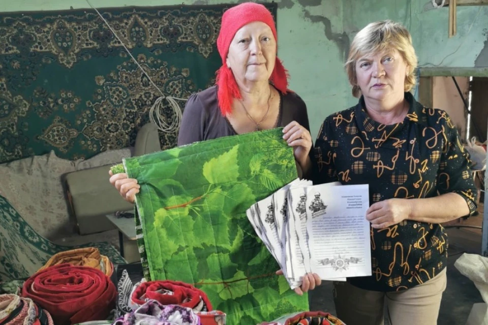 Елена Савелова и Лидия Лаушкина организовали домашний швейный цех. Фото: администрация Гайского округа
