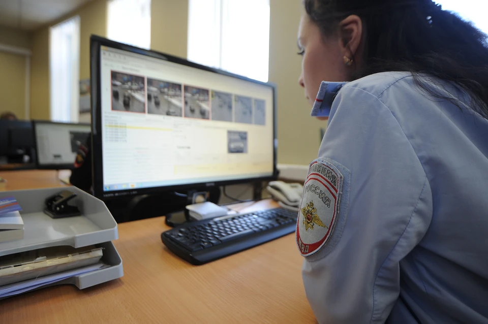 Полиция проводит проверку из-за рекламы наркомагазина в центре Нижнего Новгорода.