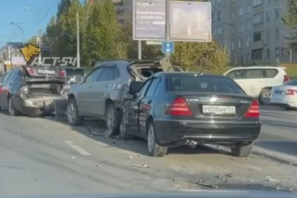 Массовое ДТП из трех машин произошло в Новосибирске на улице Ватутина. Фото: кадр из видео АСТ-54