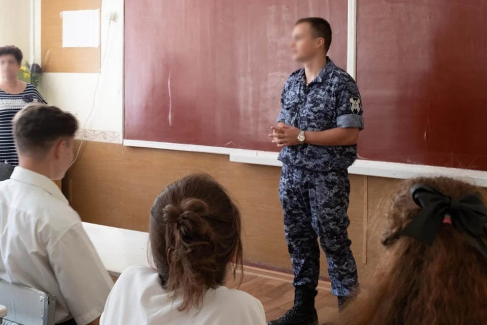 В одной из школ Мариуполя росгвардейцы провели урок мужества. Фото: Росгвардия