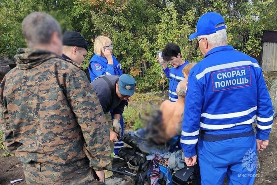 Механизм вонзился в тело мужчины. Фото: МЧС ДНР