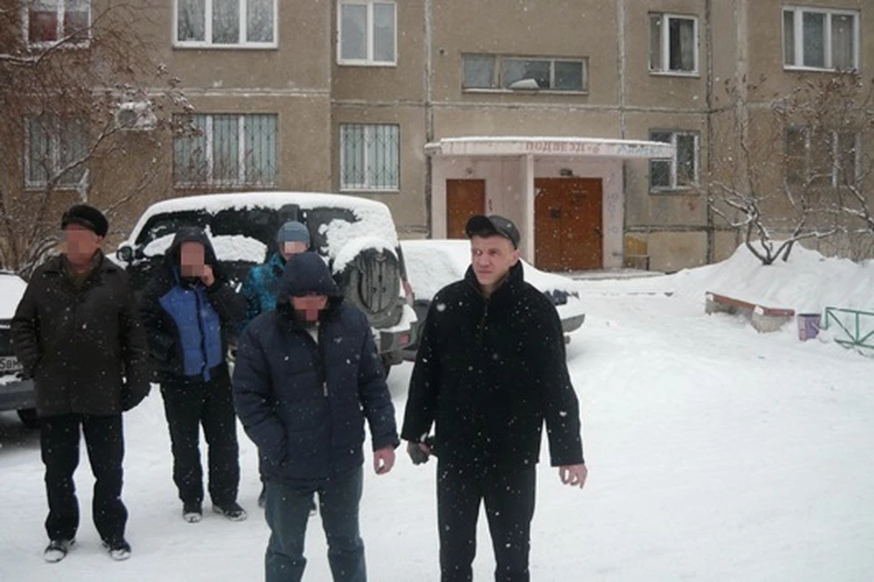 Серийный убийца показывает оперативникам, как и где издевался над бабушками. Фото из материалов уголовного дела.