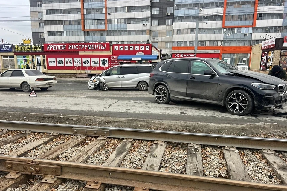 В Новосибирске парень на БМВ Х5 без номеров протаранил авто с грудным ребенком. Фото: Госавтоинспекция Новосибирской области