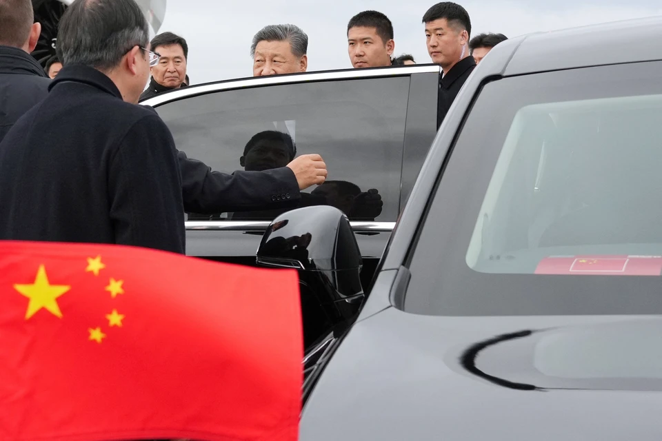Си Цзиньпин передвигается по Казани на Hongqi, лидеры Индии и ЮАР выбрали Aurus