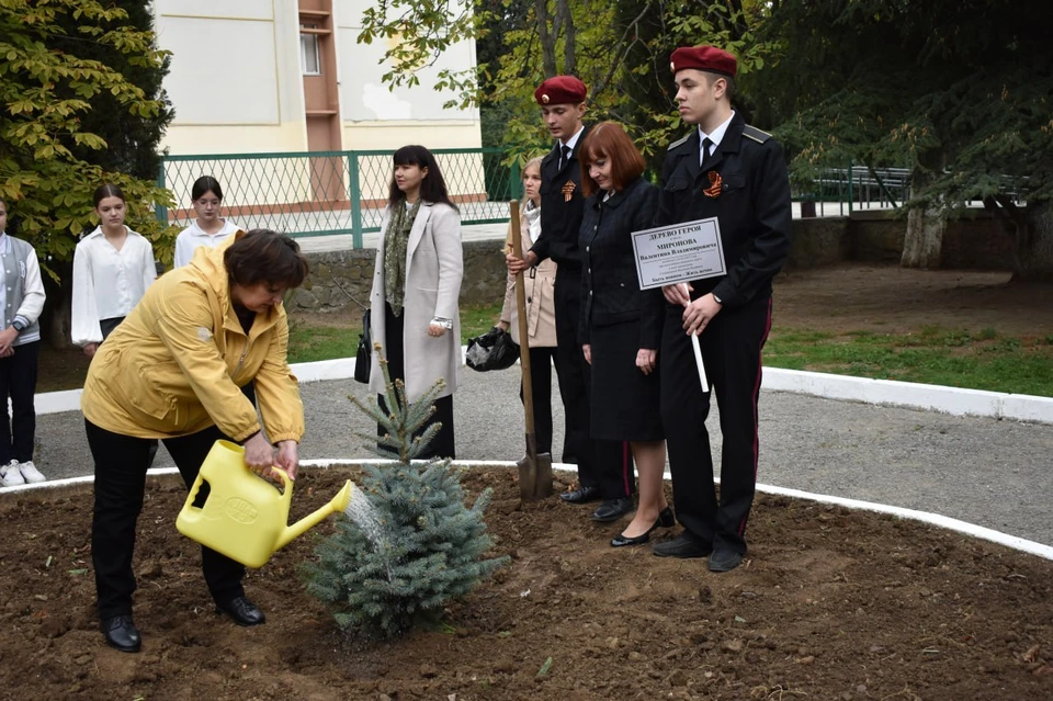 Ученики и преподаватели почти память погибших в зоне СВО военных. Фото: Галина Огнева в ТГ