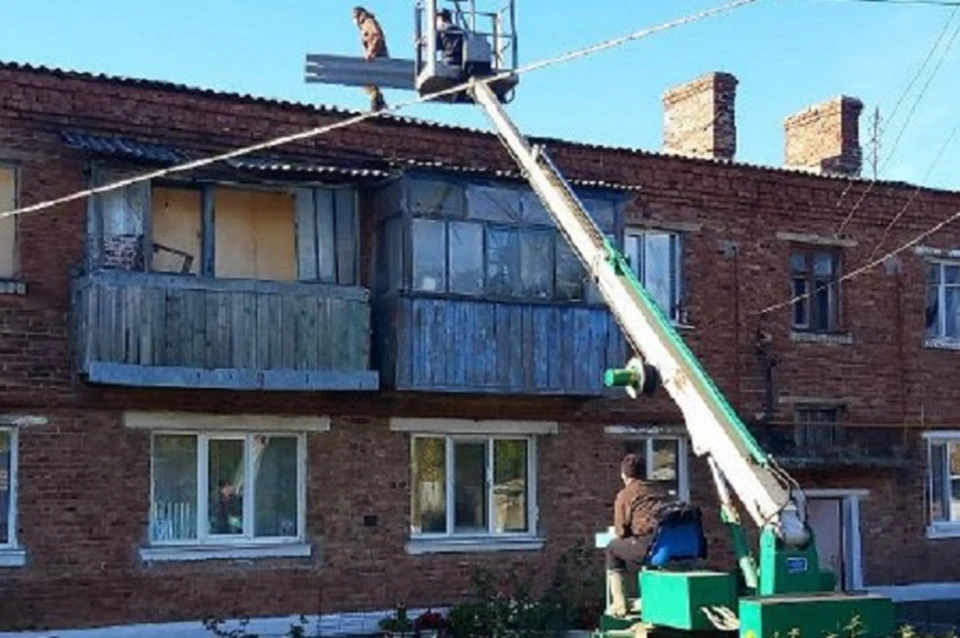 В поселке не прекращаются обстрелы, но несмотря на это, сотрудники коммунального предприятия выполняют восстановительные работы. Фото: ТГ/Шевченко