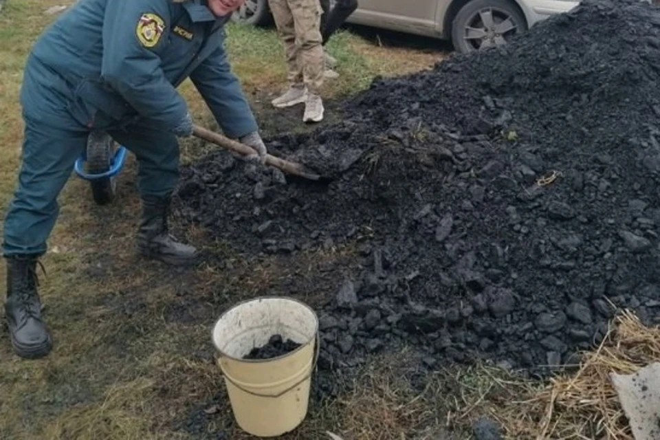 Новосибирские спасатели помогли убрать уголь пожилой матери бойца СВО. Фото: ГУ МЧС по Новосибирской области