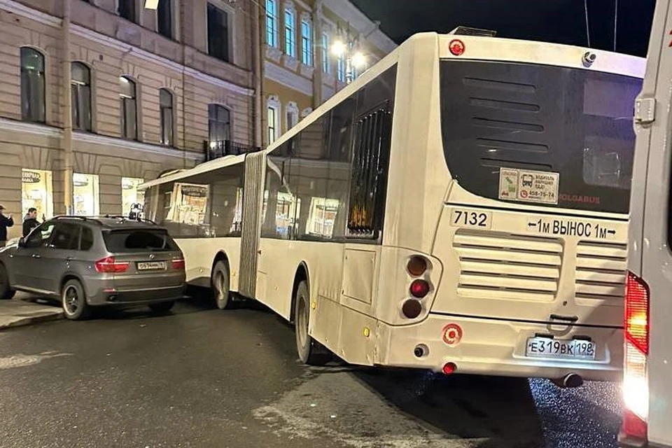 Водителя автобуса, устроившего ДТП в Центральном районе Петербурга, госпитализировали в состоянии средней степени тяжести. Фото: t.me/procspb