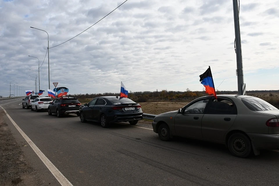 Автопробег провели не только для того, чтобы отметить памятную дату, но также в знак дружбы между городами. Фото: Администрация Дебальцево