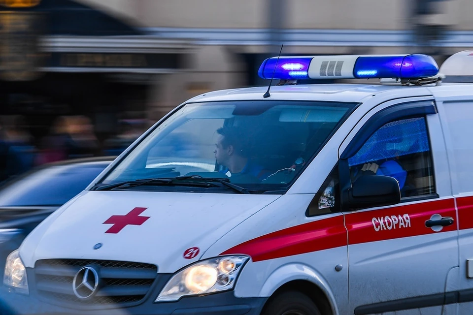 Стали известны подробности ДТП на улице Комсомольской в Новосибирске, где Nissan на полной скорости врезался в столб.