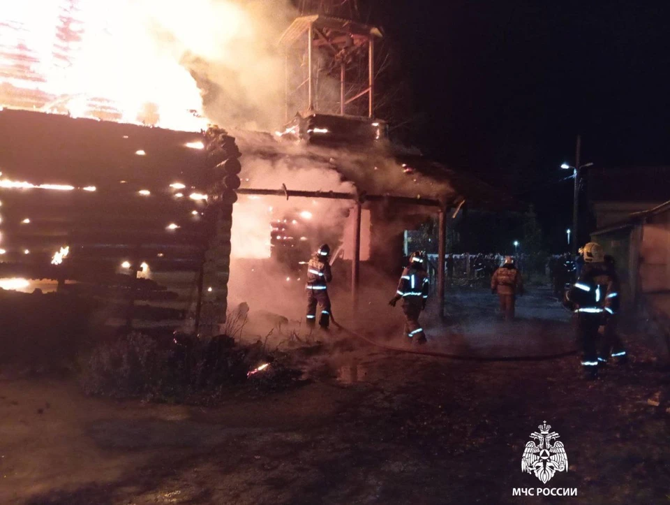 Пожар в храме под Ульяновском тушили 27 человек. Фото МЧС России по Ульяновской области