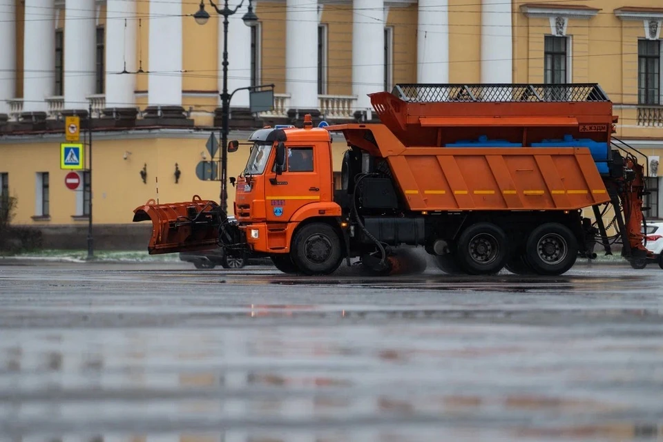 В Петербурге вновь начали обрабатывать дороги и тротуары от наледи.