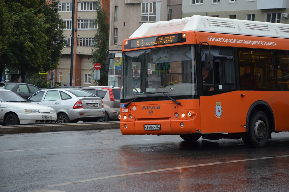 Припаркованные автомобили мешают движению электробусов в ЖК «Торпедо»