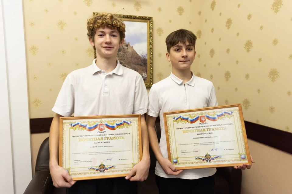 Елисей Пацков и Егор Кондратенко увидели, как общественном транспорте передавали наркотики. Фото: Tg-канал главы Крыма