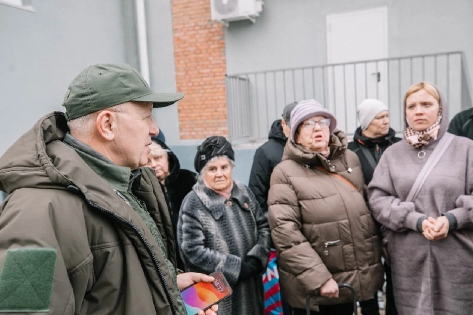 Олег Моргун встретился с жителями многоквартирного дома по проспекту Ленина, 72. Фото: ТГ/Моргун