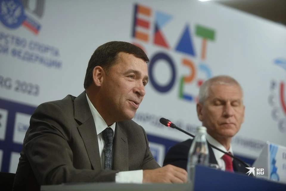 Ректор вуза Владимир Бублик вручил Евгению Куйвашеву удостоверение и символ профессорского статуса