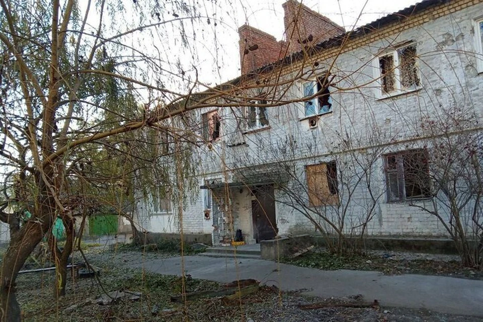 Украинские боевики ударили по многоквартирным домам в поселке Днепряны. ФОТО: тг-канал Виталия Гуры