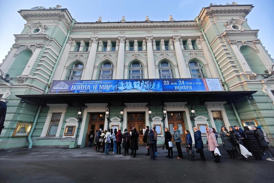 Петербуржцы массово несут цветы к Мариинке.