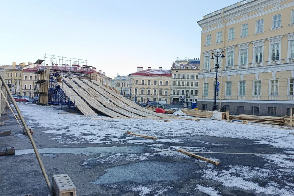 Как сейчас выглядит катальная горка на Дворцовой, которую должны построить к 9 декабря.