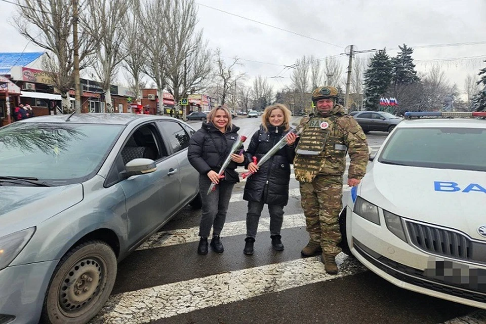 В Донецке сотрудники военной автомобильной инспекции поздравили мам-водителей. Фото: 220 Военная автомобильная инспекция (территориальная, 1 разряда) (город Донецк)