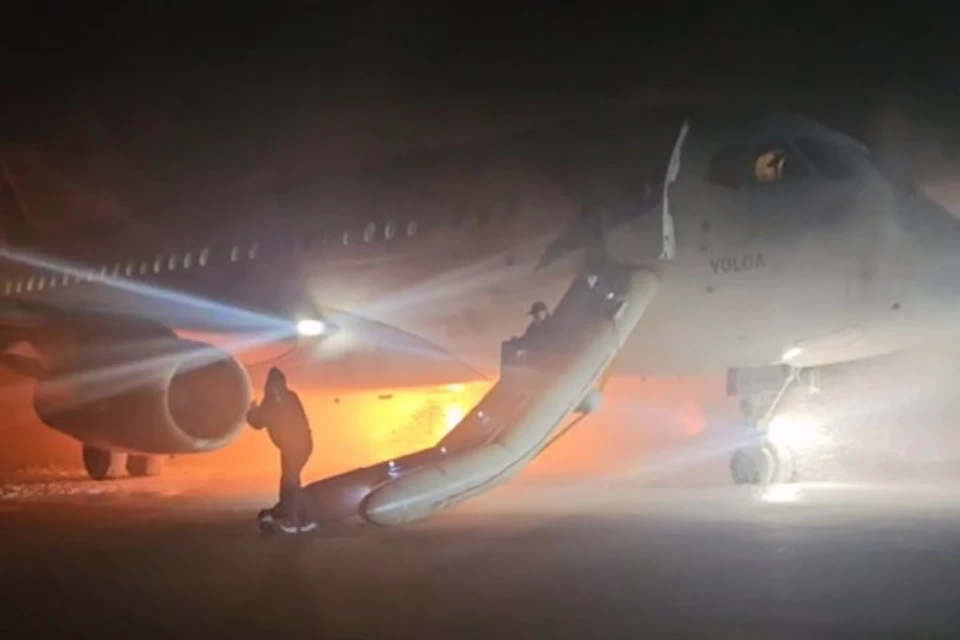 СК ведет доследственную проверку после пожара на приземлившемся в Анталье российском самолете. Фото: кадр из видео.