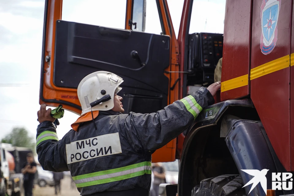 Сотрудники МЧС ликвидировали два пожара.