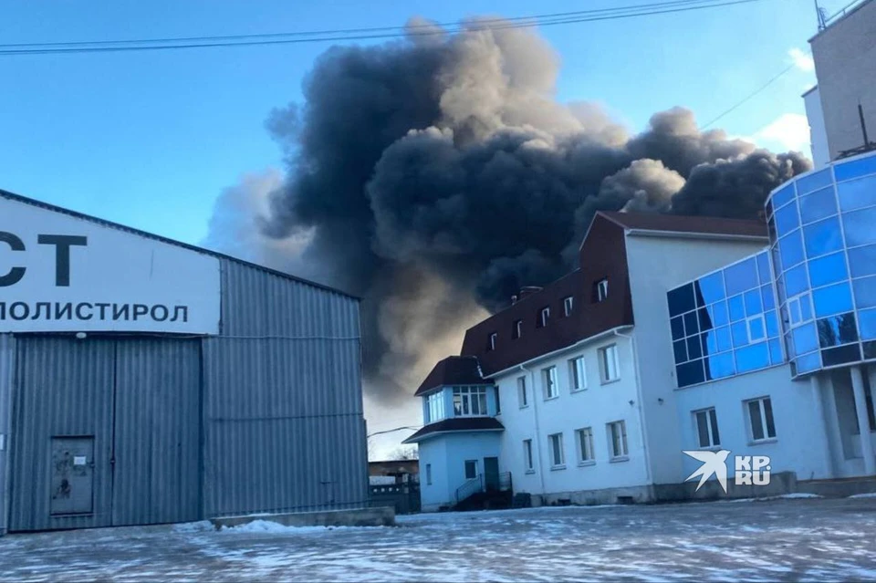 Сообщение о пожаре на производстве в микрорайоне Кольцово поступило в 13:29. Фото: предоставлено очевидцем