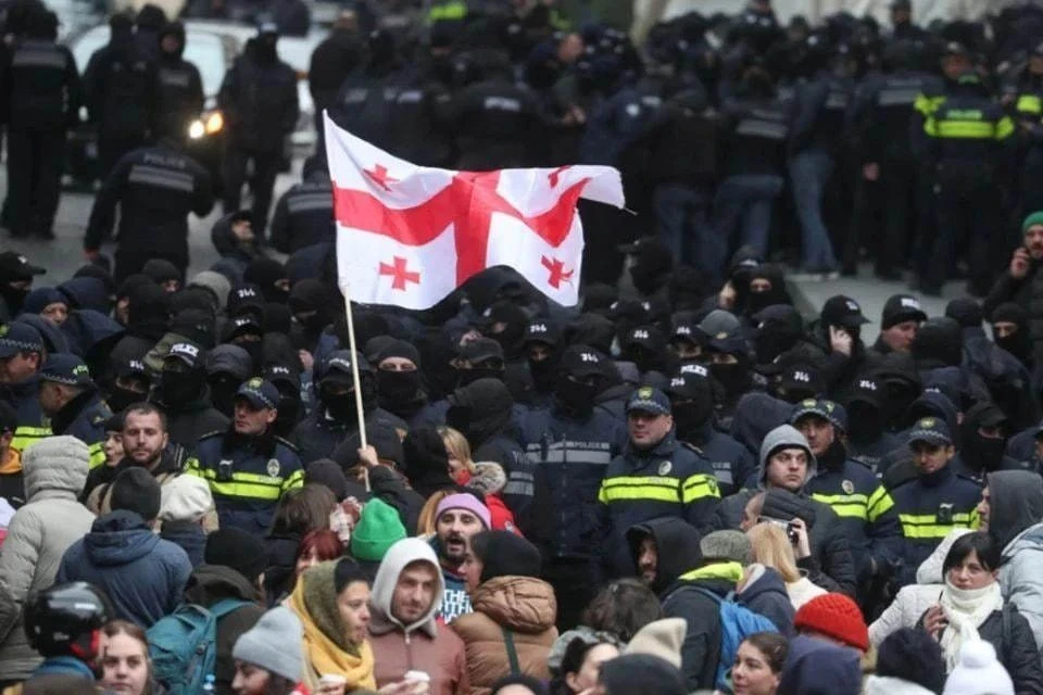 Большая часть протестующих покинула проспект Руставели в Тбилиси